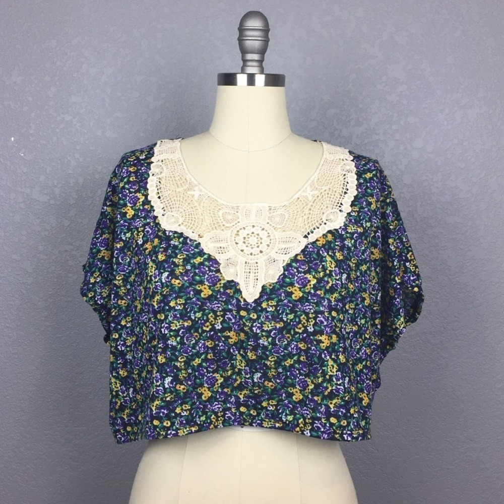 BNWT! •Heart 2 Heart• Floral Crop Top